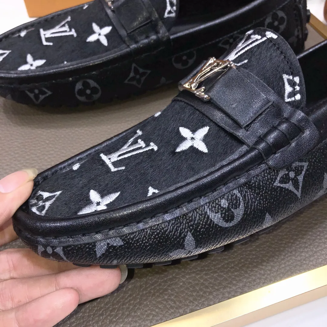 Men's men's shoes 💰420💰 [LV Doudou shoes] (water-dyed cowhide lining) new model is on the market, available on the official website. The new Doudou shoes are processed into single-color materials, and the uppers are made of imported cowhide material. The body of the shoe is fully hemmed with mark thread, and is lined with imported original cowhide leather. The elegant shoe shape is super suitable for all-matching, and the size is 38-44.